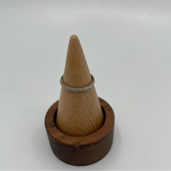 Vintage Jewelry - Vintage Art Deco 18k Engraved Wedding Band Featuring Floral Pattern